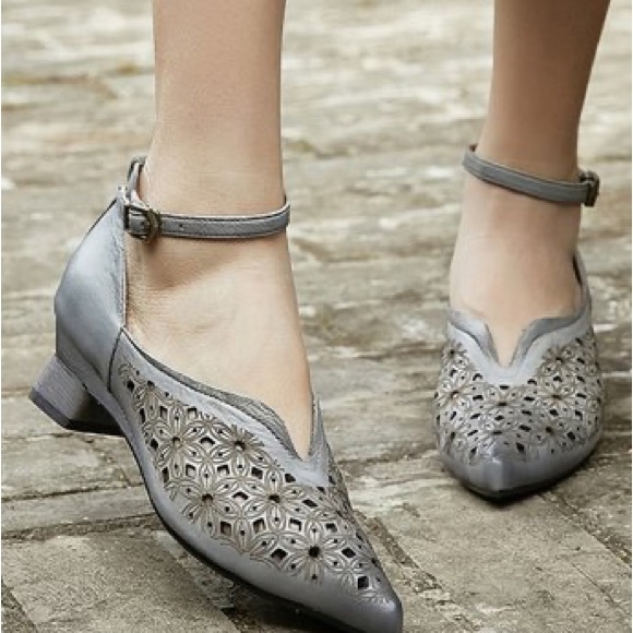 HZM - Washed Gray Eyelet-Detail Leather Pointed-Toe Pump - size 35 (5.5) - new - Picture 1 of 9